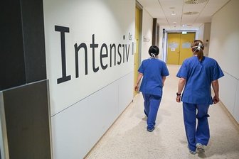 Chef der Krankenhaus-Gesellschaft: Sachsens Kliniken müssen Leistungen reduzieren - Sachsens Krankenhäuser stehen vor großen Herausforderungen: Leistungsfähig, sparsam, eigenverantwortlich, modern und bedarfsgerecht sollen sie künftig arbeiten. So sieht es das neue Krankenhausgesetz vor, das 2023 in Kraft tritt.