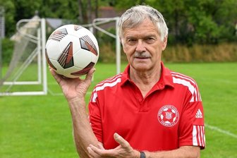 Chef des Chemnitzer Fußballverbands: "Politik gehört nicht in den Fußball" - Harald Scheffler ist seit über 20 Jahren als Fußballfunktionär in Chemnitz tätig. Nach dem plötzlichen Tod des Verbandsvorsitzenden Thomas Grandt vor einem Jahr übernahm der 70-Jährige dessen Posten zunächst kommissarisch, seit November ist er offiziell Vorsitzender.