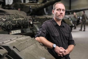 Chef des Deutschen Panzermuseums: „Deshalb muss die Bundeswehr woke sein!“ - Sinnvolle Gewaltmaschinen: Ralf Raths vor Fahrzeugen in einer Ausstellungshalle des Deutschen Panzermuseums in Munster.