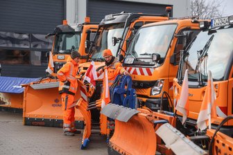 Chef des Limbacher Winterdienstes: „Es ist Geduld notwendig“ - Gemeinsam mit ihren Kollegen werden Bauhof-Mitarbeiter Lukas Staudinger (links) und Sven Weber in den nächsten Wochen den Winterdienst in Limbach-Oberfrohna bestreiten.