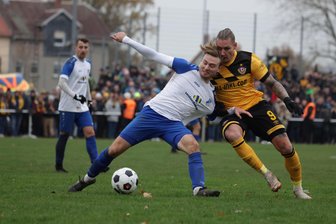 Chef des VfB Empor Glauchau: Warum sich die Fans am 23. August auf Jan Hochscheidt und Tomislav Piplica freuen können - Raphael Börner schmiss sich im November 2023 – hier gegen Manuel Schäffler – in jeden Zweikampf. Glauchau verlor das Sachsenpokalspiel gegen Dynamo Dresden, gewann dafür aber viel Reputation und Aufmerksamkeit.