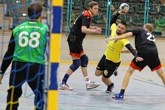 Chef hilft mit einem Dutzend Toren aus - Benjamin Päßler vom HCAB II (gelbes Trikot) führt bereits die Mannschaft und erzielte gegen den ZHC Grubenlampe III vier Tore. 