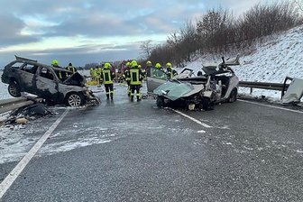 Chef von Rechtsrock-Label aus Chemnitz gehört zu den Toten des Unfalls von Hartmannsdorf - Am Montagmorgen ereignete sich nahe der A72 bei Hartmannsdorf ein schwerer Verkehrsunfall. Aus bisher unbekannter Ursache kollidierten zwei Autos frontal miteinander. Beide Fahrer starben.