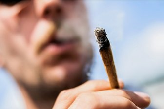 Chefärztin aus dem Kreis Zwickau: Alkohol ist viel weiter verbreitet als Cannabis - Ein Mann raucht einen Joint mit Cannabis. Besonders bei Menschen bis 20 Jahren sei der Konsum gefährlich, sagt die Chefärztin Romana Pazdaj.