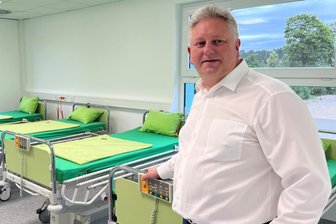 Chefarzt verlässt Erzgebirgsklinikum und eröffnet eigene Praxis - Dr. Ronny Frey in Marienberg in einem der ehemaligen OP-Räume mit Krankenhausbetten für ambulante Chemotherapien.