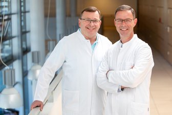 Chefarztwechsel im Helios Vogtland-Klinikum Plauen: Wer ab jetzt die Kliniken für Unfallchirurgie und Orthopädie leitet - Dr. Frank Storl (rechts) wird Nachfolger von Dr. Uwe Lorenz.