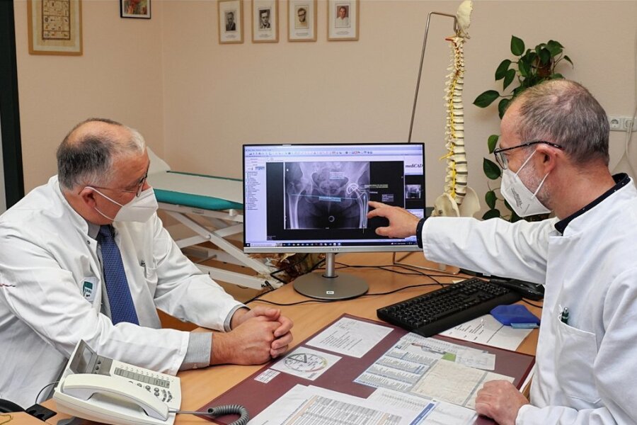 Chefarztwechsel in Orthopädie-Klinik von Erlabrunn - Die Seiten des Schreibtischs getauscht haben Dr. Randolf Pirtkien (l.) und Dr. Ulf Degenkolb (r.). Doch medizinisch knifflige Fälle werden noch immer gemeinsam beraten. 
