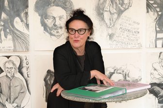 Chefin der Kulturhauptstadt Bad Ischl 2024, Elisabeth Schweeger, im Interview: Alle haben dieselben Probleme - Die künstlerische Leiterin der Kulturhauptstadt Bad Ischl/Salzkammergut, Elisabeth Schweeger, bei einer Ausstellungseröffnung in Bad Ischl im vergangenen Jahr.