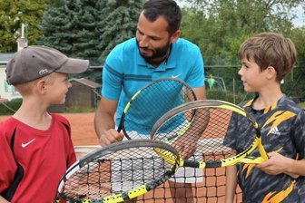 Chefin mit vielen Ideen für die Zukunft - So wie Max Espig (links), der eigentlich zum TC Sachsenring gehört, undBruno Thaut (rechts) betreut Tennistrainer Luboš Lukeš eine ganze Reihe von Kindern und Jugendlichen beim 1. TC Zwickau. Gerade im Nachwuchsbereich arbeiten die beiden Vereine eng zusammen, um für ihren Sport zu begeistern.