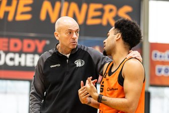 Cheftrainer Rodrigo Pastore nach den Veränderungen im Kader der Niners Chemnitz: „Werden unseren Spielstil nicht ändern“ - Es gibt viel zu erklären, denn bis Samstag sind es nur zwei richtige Trainingseinheiten für Neuzugang Jacob Gilyard, der sich hier mit Niners-Cheftrainer Rodrigo Pastore unterhält.