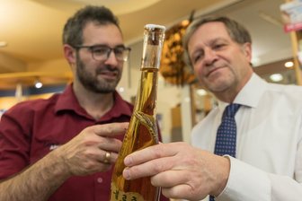 Chefwechsel in dieser Apotheke im Vogtland: „Das ist ein Nachfolger, der passt“ - Thomas Maschke (re.) übergibt seine Apotheke an Daniel Mädler. Dazu gehören auch Raritäten, wie diese in Alkohol eingelegte Schlange.