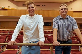 Chefwechsel nach Kündigung: Wie weiter im Neuberinhaus Reichenbach? - Severin Zähringer (links) wird neuer Leiter des Neuberinhauses Reichenbach. Er folgt in dieser Funktion Ronald Böhm (rechts) nach, der künftig als Technischer Leiter in einer Firma im Erzgebirge arbeiten wird.