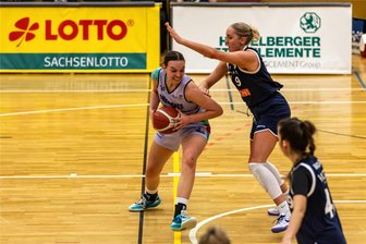 Chemcats Chemnitz brauchen ihre Heimstärke für den Einzug in die Playoffs - Lilli Frölich (am Ball, hier im Heimspiel gegen Bochum) war bei der knappen Niederlage der Chemcats in Bonn-Rhöndorf beste Werferin ihres Teams.