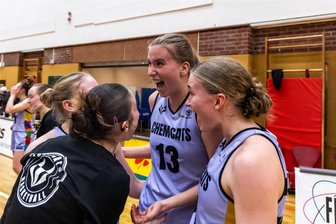 Chemcats Chemnitz gewinnen Krimi gegen Osnabrück mit dem letzten Wurf - Raus mit der Freude: Leann Rebentisch, Louise Pfeil, Emilia Dannebauer und Lilly Krüppers (von links) jubeln über den knappen Sieg der Chamcats gegen Osnabrück.