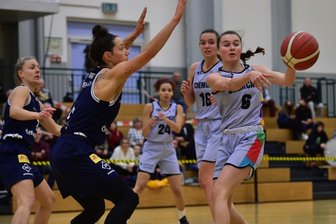 Chemcats: Gesicht des Teams wird sich im Sommer verändern - Nicole Brochlitz (rechts, hier gegen Eintracht Braunschweig) war mit durchschnittlich 14,2 Punkten pro Partie die wurfstärkste Spielerin der Chemcats. Sie wechselt nun zu einem Erstligisten. Mit Lilli Frölich (2. von rechts) verlässt eine weitere Junioren-Nationalspielerin den Verein. 