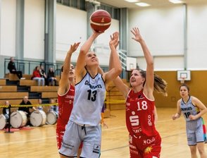 Chemcats halten nur bis zur Pause mit - Am Ende streckten sich die Chemcats um Emilia Dannebauer vergeblich.Gegen Bundesligist Osnabrück hieß es 55:76. 