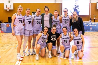 Chemcats siegen mit prominentem Fan auf der Tribüne - Siegerfoto mit Nationalspielerin: Romy Bär (hinten Mitte) unterstützte die Chemcats am Samstag in der Halle.