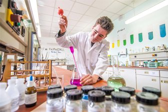 Chemie-Ass aus dem Erzgebirge bei Bundeswettbewerb erfolgreich - Tim Möckel vom Clemens-Winkler-Gymnasium Aue hat beim Bundesfinale des Chemiewettbewerbs den 3. Platz belegt.