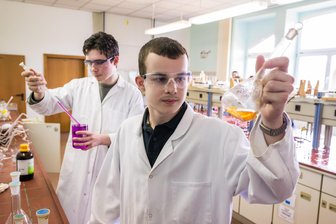 Chemie-Asse aus dem Erzgebirge räumen Preise bei Wettbewerben ab - Tim Möckel (links) und Toni Radecker sind Schüler der 11. beziehungsweise 10. Klasse des Auer Gymnasiums. Sie haben in Chemie-Wettbewerben mehrere Preise geholt.