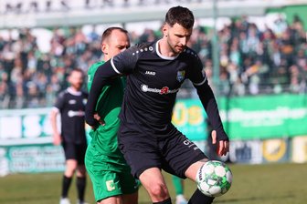 Chemie gegen CFC: Vier Tore, zwei Ampelkarten und eine Punkteteilung - CFC-Stürmer Dejan Bozic behauptet den Ball vor Timo Mauer.