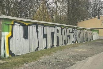 Chemie Leipzig zeigt sich als schlechter Gewinner: VfB Auerbach fordert nach 10.000 Euro-Sachschaden eine Reaktion - Täter sollen sich stellen: Eine besprayte Garagenreihe außerhalb des VfB-Stadions.