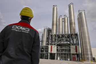 Chemiekrise: Domo-Tochterfirmen insolvent - fast 600 Arbeitsplätze in Leuna und Premnitz betroffen - Ein Mitarbeiter von Domo Chemicals steht während des turnusmäßigen Turnarounds vor Silos. Am Standort produzieren gut 550 Mitarbeiter die Zwischenprodukte Cumol, Phenol, Aceton, Cyclohexanon, Caprolactam und Ammoniumsulfat bis hin zu Polyamid 6. Für die kommenden drei Wochen ist die Produktion für Wartungs-, Reinigungs-, und Umbauarbeiten planmäßig gestoppt.