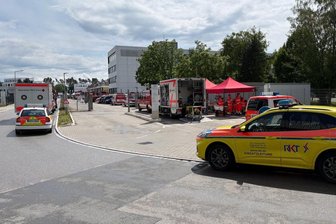 Chemieunfall in Nürnberg - ein Toter - Feuerwehr und Rettungskräfte waren mit einem Großaufgebot im Einsatz.