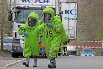 Feuerwehrleute in Schutzausrüstung