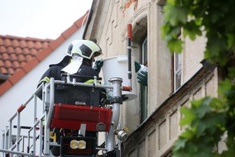 Chemikalien-Fund in Meerane und in Obercrinitz: Polizei durchsucht Häuser eines 65-jährigen Mannes - Feuerwehrleute bringen Behälter mit Chemikalien in Sicherheit.