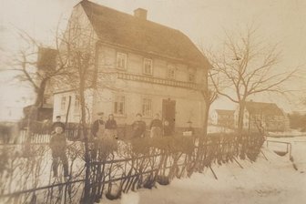 Chemiker erforscht Heimatgeschichte - Eine historische Aufnahme vom Haus Nummer 7 in der Bergstraße in Reichenbach. Früher gab es hier einen kleinen Laden. 