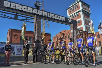 Chemitz2025-Radler machen Station in Oelsnitz -
