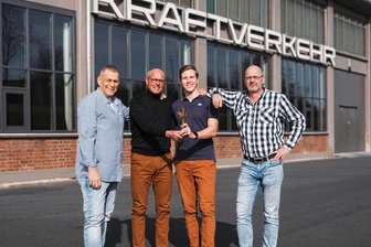 Chemmy 2024: Gala für den Chemnitzer Sport bekommt moderneres Gewand - Die Erfinder des „Chemmy“ mit einem der Chemnitzer Spitzensportler, um die es bei der Gala geht: Michael Hübner, Jens Carlowitz, Dreispringer Max Heß und Thomas Schönlebe (von links) vor dem „Kraftverkehr“, in dem die Preise am 16. März verliehen werden.