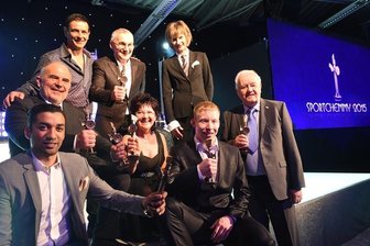 Chemmy: Sophie Scheder und Joachim Eilers bei Sportlerwahl vorn - Bitte lächeln fürs Chemmy-Gruppenfoto: Robin Szolkowy, Birgit Hiebner, Joachim Eilers, Bernd Lohse (vorn von links) sowie Frank Munzer, Ingo Steuer, Stefan Richter und OB Barbara Ludwig (hinten von links) versammelten sich zum Schnappschuss auf der Bühne.