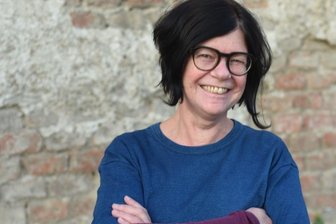 Chemnitz 2025: "Alle wollen jetzt nach Chemnitz" - Barbara Holub kuratiert in Chemnitz das erste große Kunstprojekt für die Kulturhauptstadt. Apfelbäume spielen dabei die zentrale Rolle. Für das Projekt unternahm sie zahlreiche Spaziergänge durch die Stadt, von der sie sich begeistert zeigt. 