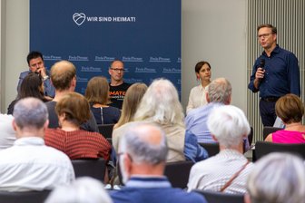 "Chemnitz 2025" auf dem Prüfstand - "Freie Presse" startet Podiumsdiskussionen - Chefredakteur Torsten Kleditzsch (rechts) begrüßte am Donnerstagabend im Smac in Chemnitz die Gäste der ersten Podiumsdiskussion der "Freien Presse" zum Thema Kulturhauptstadt. 
