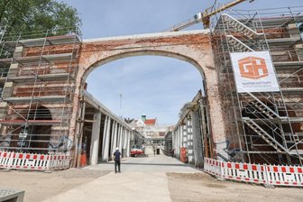 Chemnitz 2025: Das wird die künftige Schaltzentrale der Kulturhauptstadt - Hier entsteht der künftige Sitz der Kulturhauptstadt-GmbH. Oberbürgermeister Sven Schulze, Kulturhauptstadt-Geschäftsführer Stefan Schmidtke und Staatssekretär Thomas Popp haben am Donnerstag mit einer Delegation der Landesregierung die Baustelle der Hartmannfabrik besucht.