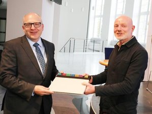 Chemnitz 2025: Geschäftsführer der Kulturhauptstadt GmbH steht fest - Oberbürgermeister Sven Schulze (l, SPD) überreicht Stefan Schmidtke ein Begrüssungsbuch.