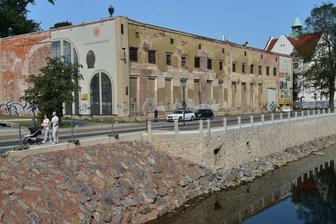 Chemnitz 2025: Kulturhauptstadt-Projekte nehmen Fahrt auf - Kulturhauptstadt-Projekt und Beitrag zur Stadtentwicklung: Die Hartmannfabrik am Ufer der Chemnitz soll die zentrale Anlaufstelle zum Thema Chemnitz2025 werden. Der gut 150 Jahre alte Bau gehörte einst zur Sächsischen Maschinenfabrik des "Lokomotivkönigs" Richard Hartmann. Nach der anstehenden denkmalgerechten Sanierung werden dort unter anderem die Kulturhauptstadt GmbH sowie ein Willkommenszentrum ihren Sitz haben.