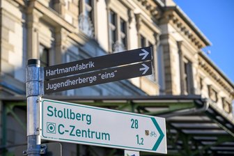 Chemnitz 2025: Wie kommen Besucher vom Bahnhof zum Willkommenszentrum? Über einen Parkour statt freundlichem Geleit - Seitlich vor dem Hauptportal des Hauptbahnhofes: Hier beginnt Pfad 1 zum Willkommenszentrum, das hier als Hartmannfabrik ausgeschildert ist.