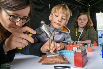 Chemnitz 2025: Zehn Tipps für Familien im Kulturhauptstadt-Programm - Bei Makers United 2024 konnten Diana Reichel mit Nico am Stand von Isabella Anne Kelley (rechts) Namen prägen.
