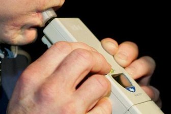 Chemnitz: 3,04 Promille - 30-Jährige fährt über Verkehrsinsel -