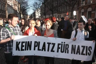 Rund 300 Menschen haben am Freitag in Chemnitz gegen ein Szenegeschäft am Brühl demonstriert, das Kleidung der Marke "Thor Steinar" vertreibt.