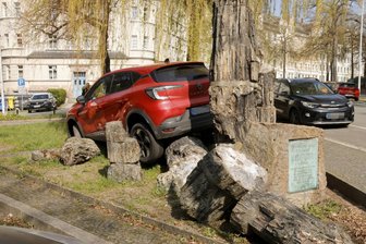Chemnitz: 72-Jährige fährt in Teil des Versteinerten Waldes - Rückwärts in ein Denkmal mit versteinerten Baumstämmen.