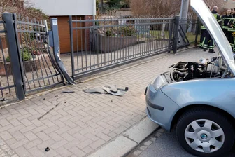 Chemnitz: 84-Jährige fährt mit Auto in Metallzaun - Sowohl der Wagen als auch der Zaun wurden durch den Aufprall stark beschädigt.