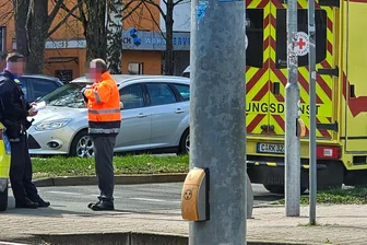 Chemnitz: 84-Jährige schwer verletzt nach Zusammenstoß mit Bahn - Eine Seniorin wurde bei einem Zusammenstoß mit einer Straßenbahn in Chemnitz am Mittwoch schwerverletzt.