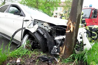 Chemnitz: 84-jähriger Mercedes-Fahrer prallt gegen Baum - Ein 84-Jähriger ist am Mittwochvormittag an der Zschopauer Straße stadteinwärts mit seinem Mercedes gegen einen Baum geprallt.