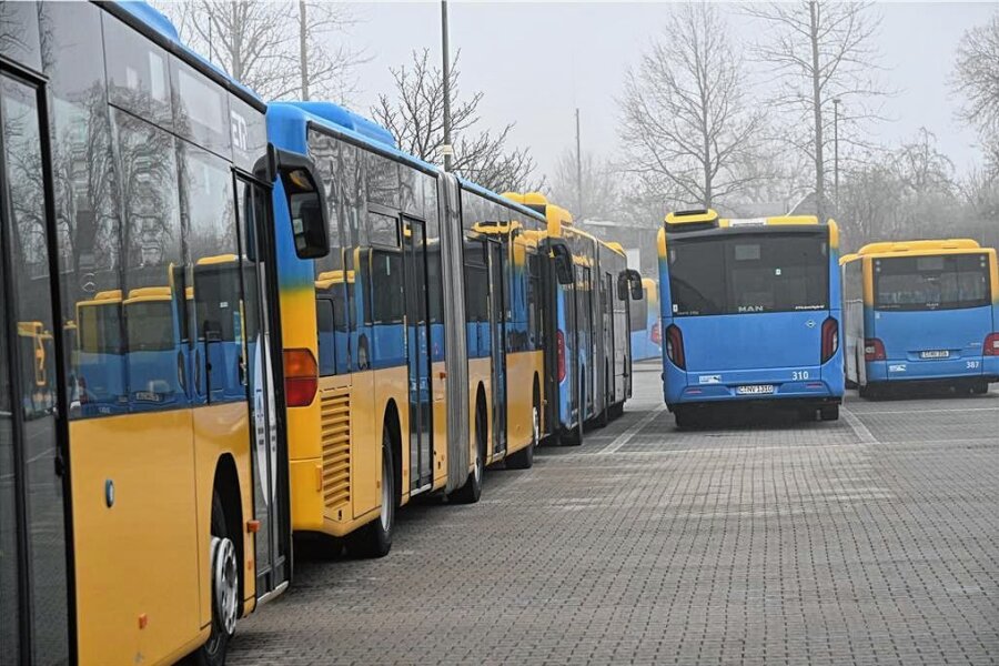 Chemnitz: Ab Montag fahren Busse und Bahnen der CVAG wieder nach regulärem Fahrplan - Ab Montag rollen wieder mehr Busse und Bahnen auf den Strecken der CVAG. Die Fahrplaneinschränkungen werden vorerst wieder aufgehoben.