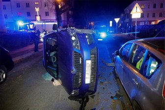 Chemnitz: Alkoholisierter Fahrer kippt Auto um - Das Fahrzeug kam auf der Seite zum Liegen.