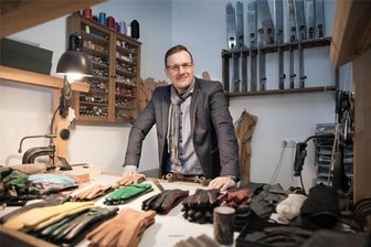 Chemnitz als Europas Kulturhauptstadt 2025: Handschuhmacher aus dem Erzgebirge dient als Aushängeschild - Wo der Meister Maß nimmt: der Handschuhmacher Nils Bergauer in seiner Manufaktur in Schneeberg.