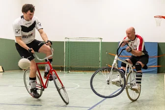 Chemnitz als Gastgeber für Radball-Weltcup: Wenn der Mops vors Fahrrad läuft - Lars Gröer (rechts) trainiert mit Richard Schuffenhauer für den Radball-Weltcup im Oktober. In Chemnitz ist es der erste seit 2013.